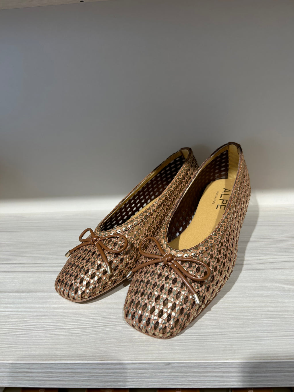 Ballerina in cognac mit gold geflochten