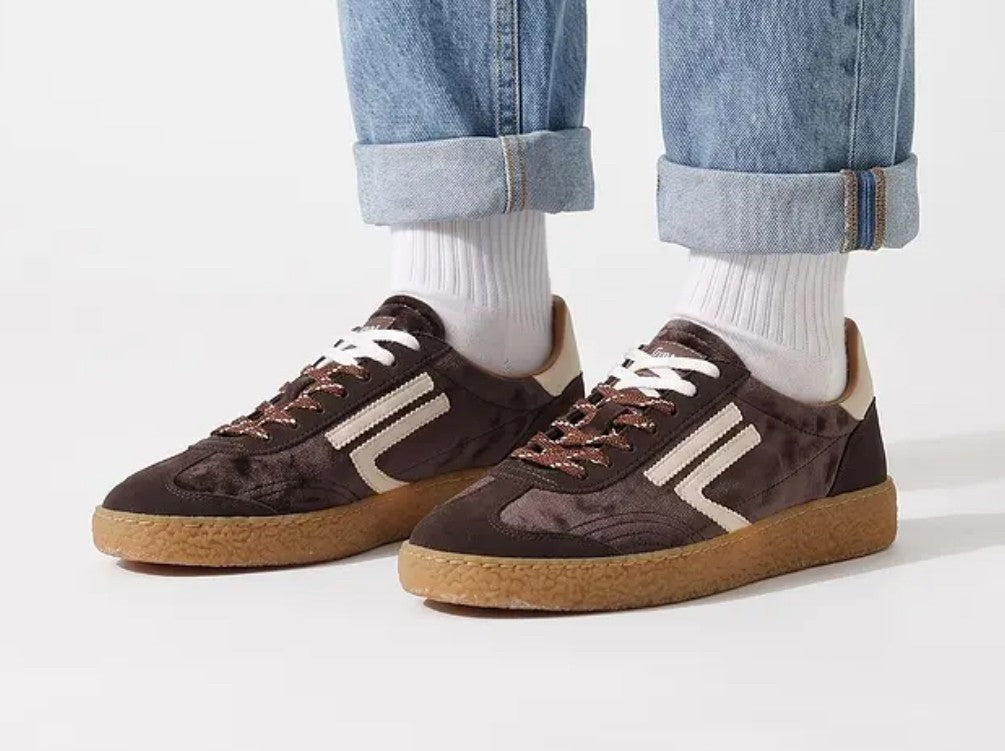 Sneaker in dunkelbraun mit Samt