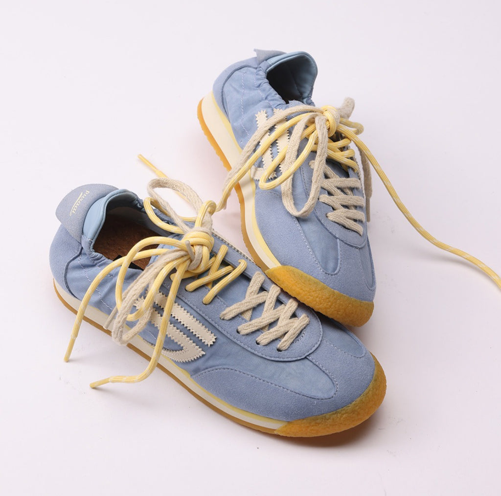 Sneaker in hellblau