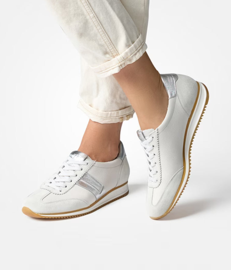 Sneaker in weiß mit silber