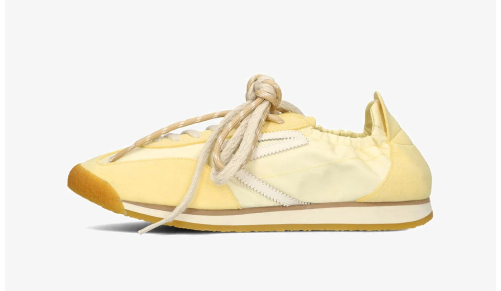 Sneaker in pastellgelb
