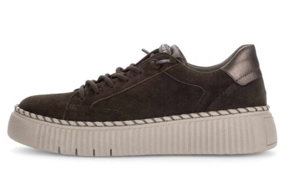 Sneaker in dunkelbraun