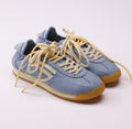 Sneaker in hellblau