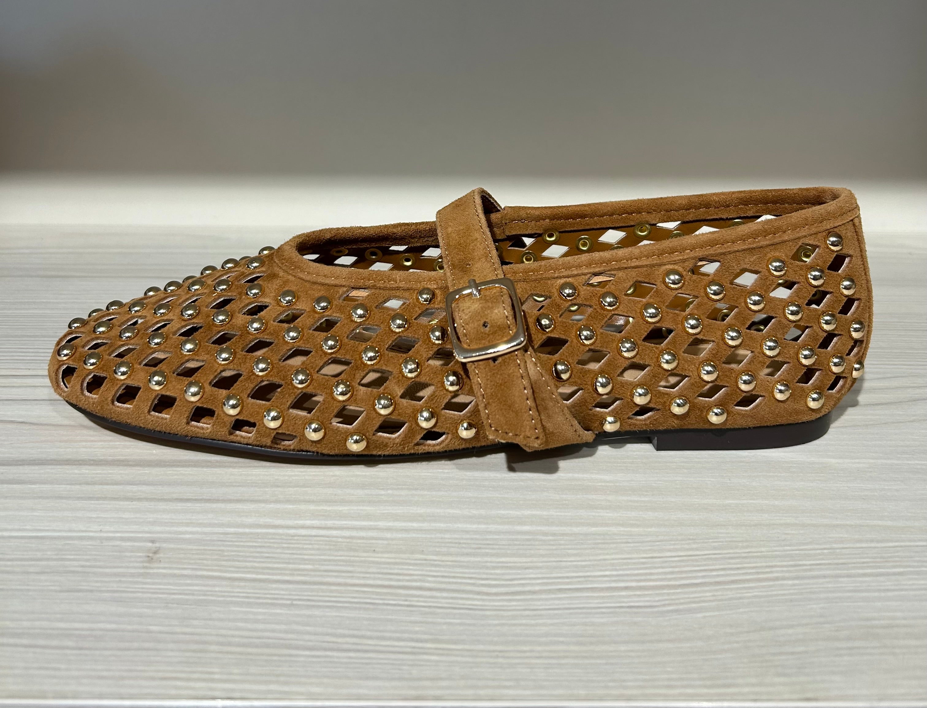 Ballerina in cognac mit Spange u Goldnieten
