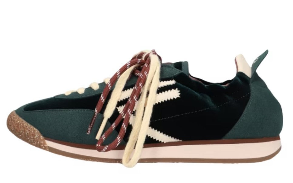 Sneaker in dunkelgrün Samt