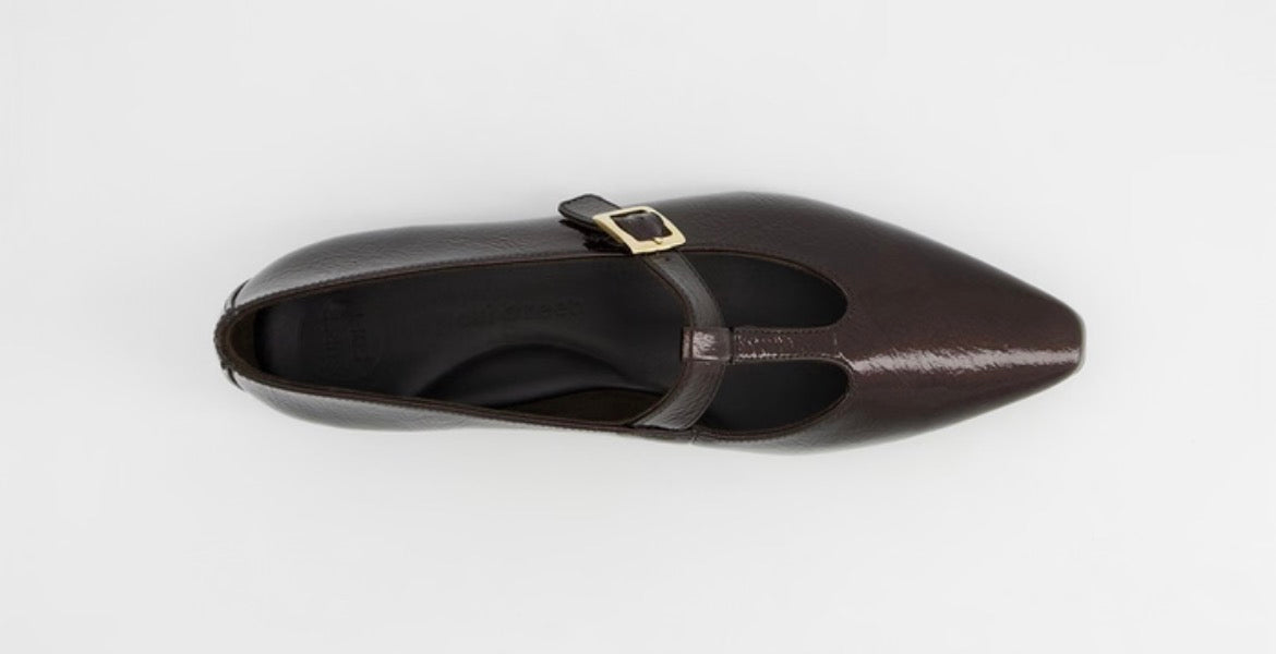 Ballerina mit Ristschnalle in braun Lack