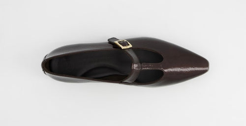 Ballerina mit Ristschnalle in braun Lack