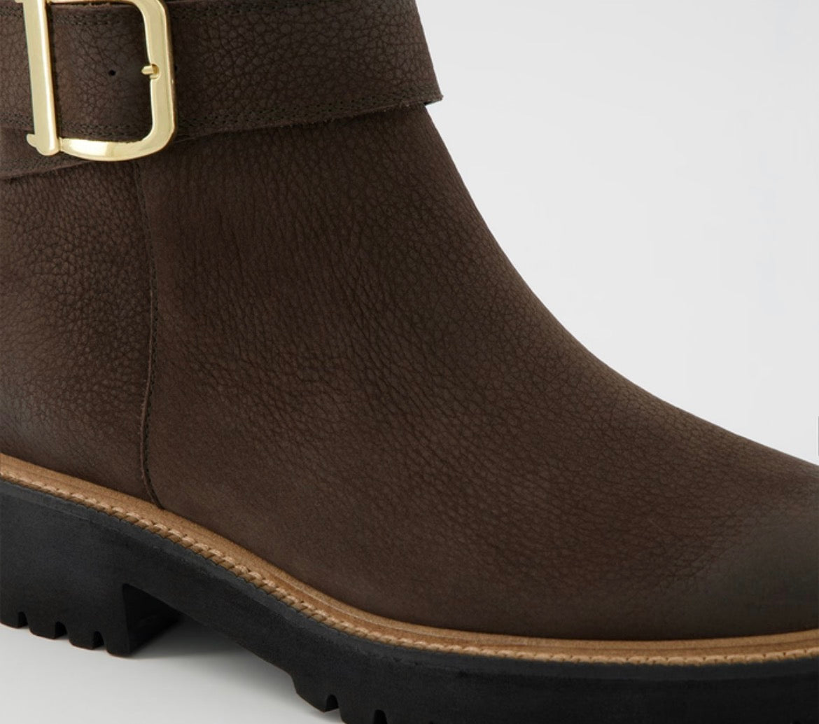 Stiefelette mit Riemen in dunkelbraun