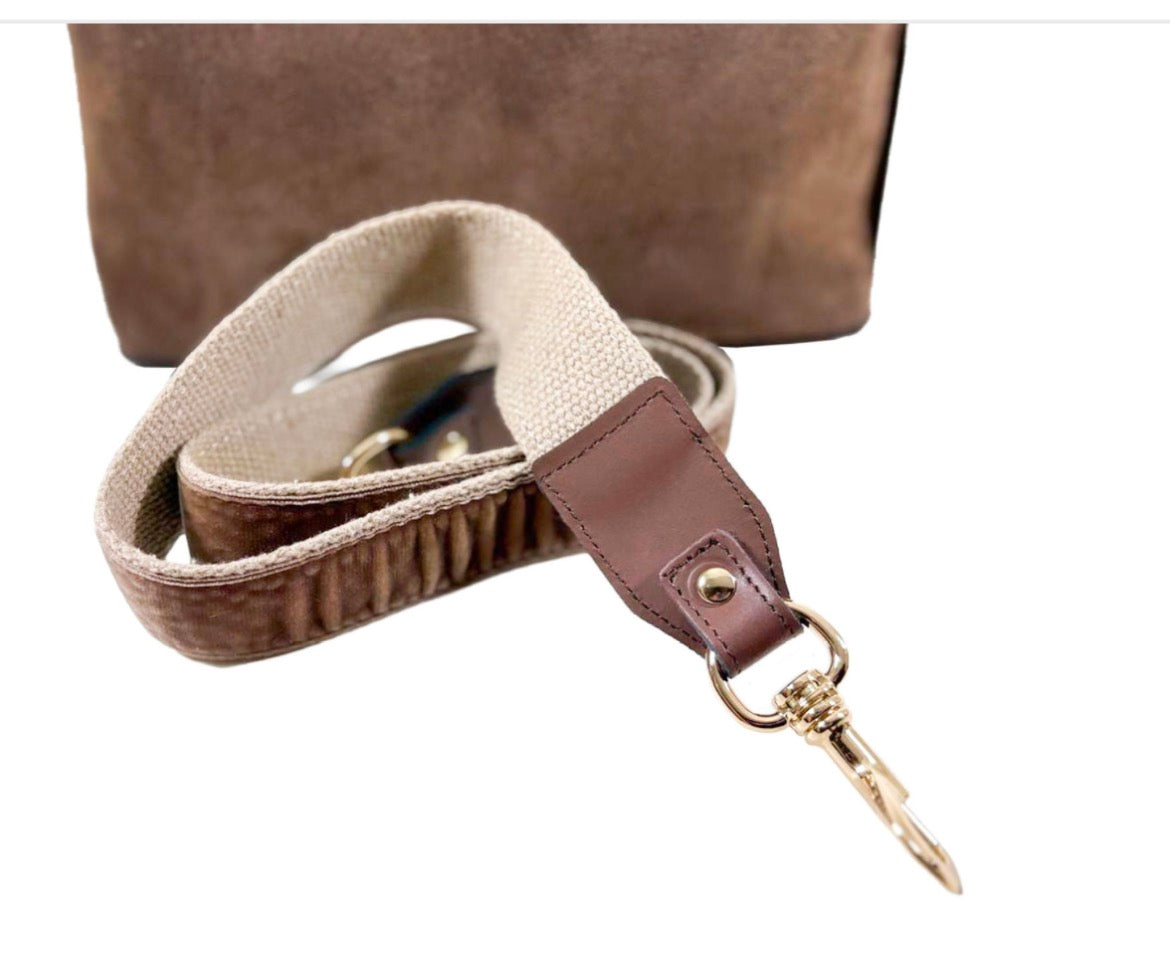 Tasche aus Velourleder in mittelbrau