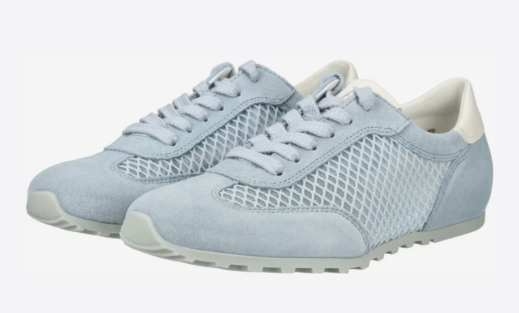 Sneaker in hellblau